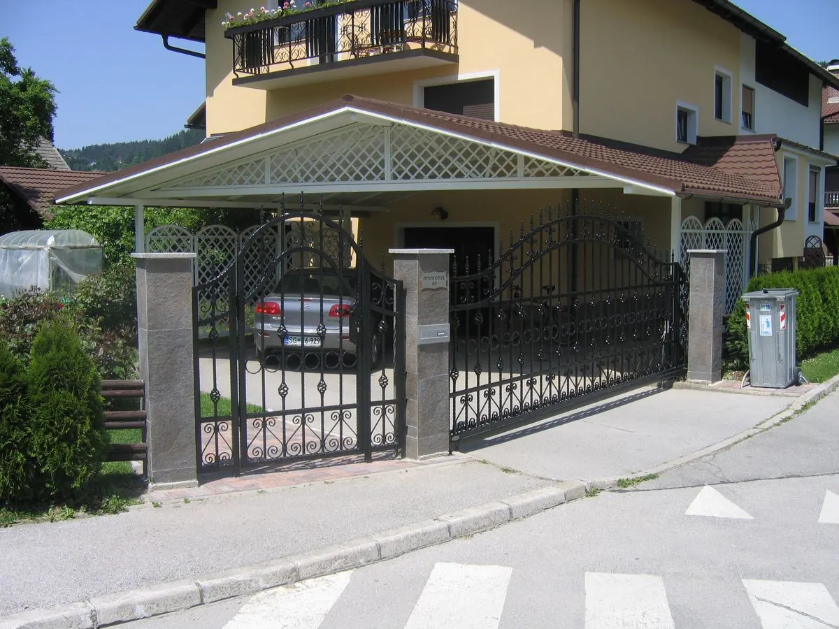 Kovana dvoriščna vrata z nadstreškom