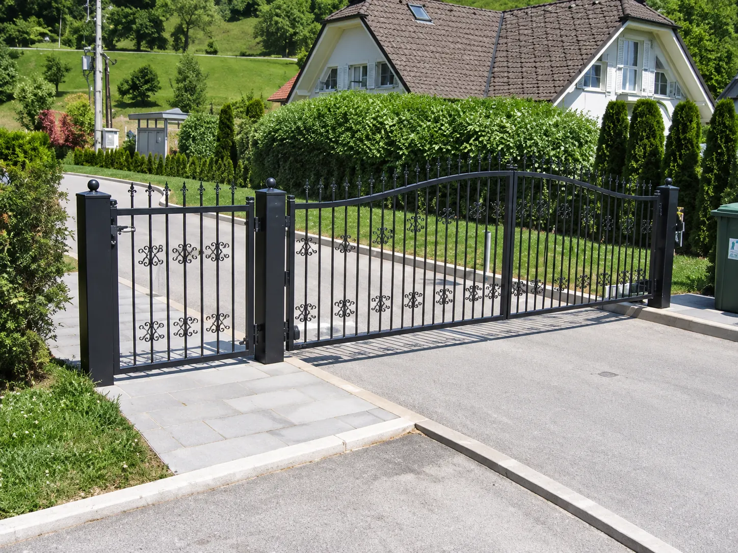 Dvoriščna kovinska vrata in ograja